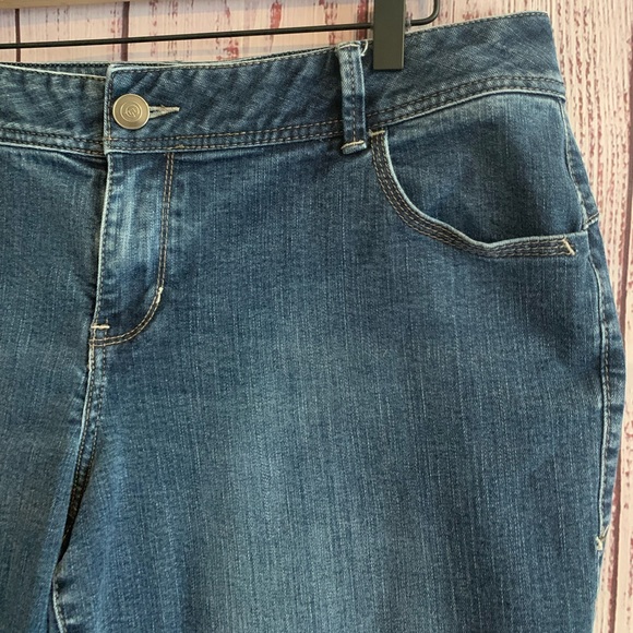 “Genius Fit” Stretch Denim Capris { Lane Bryant } - Picture 3 of 8